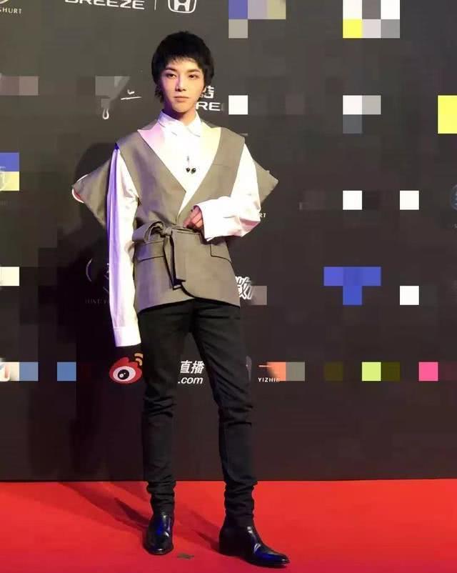 男明星身高揭秘，自然美景中的旅行探索之旅