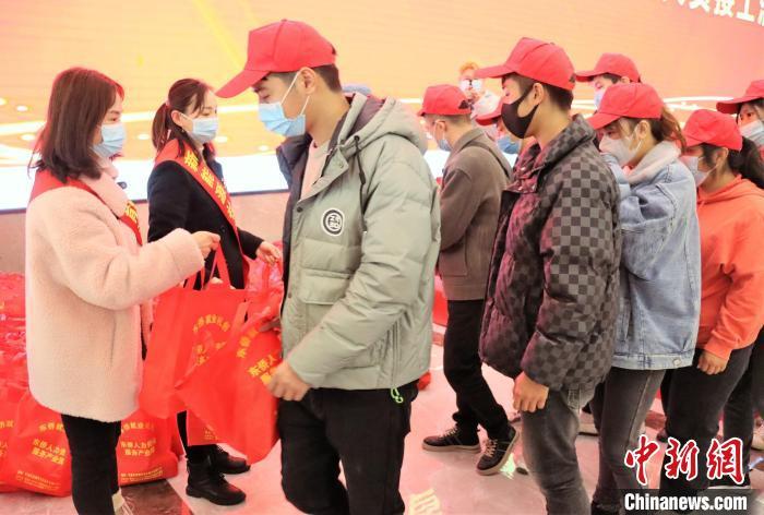 宁德最新招聘信息揭秘，小城求职奇遇与友情的交织温暖